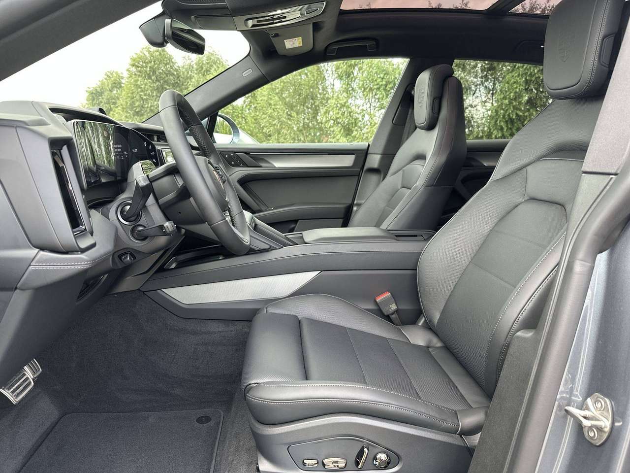 Porsche Cayenne ELECTRIC Trekhaak Pano Dak 22" — foto 16 van 18