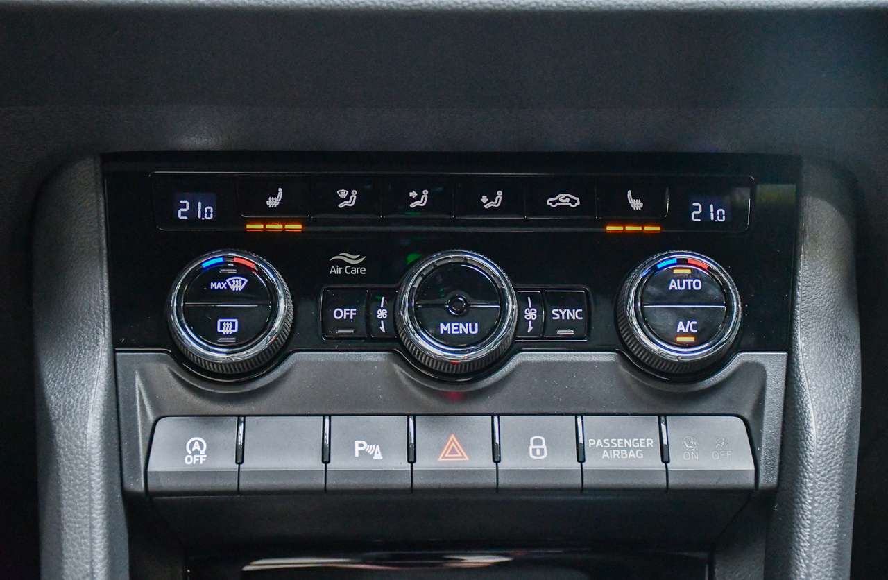 Skoda Karoq Karoq 1.5 TSI ACT Sportline DSG - TREKHAAK / PANO — foto 16 van 21