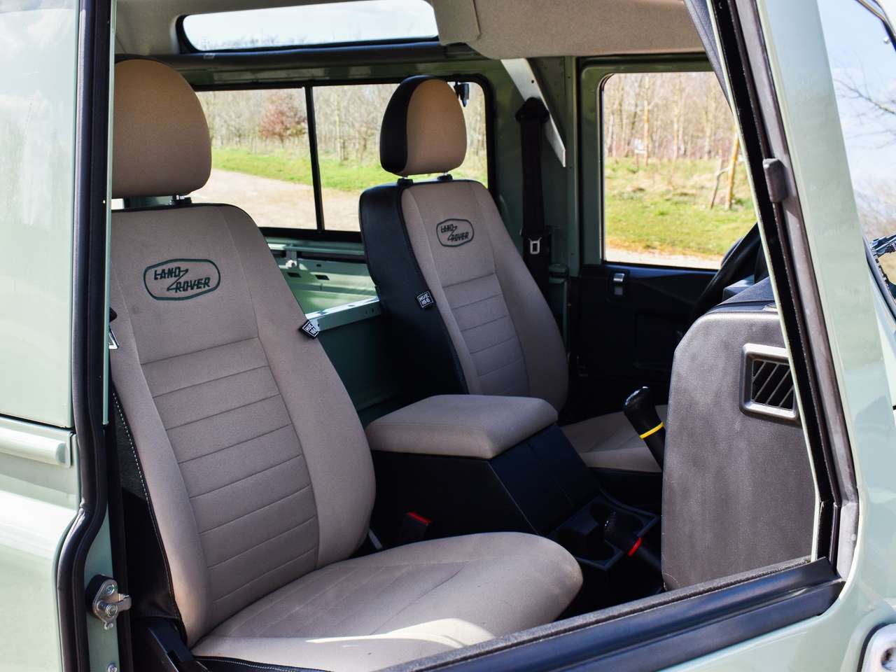 Land Rover Defender 90 / 2.2 TD4 / "Heritage Edition" — foto 20 van 24