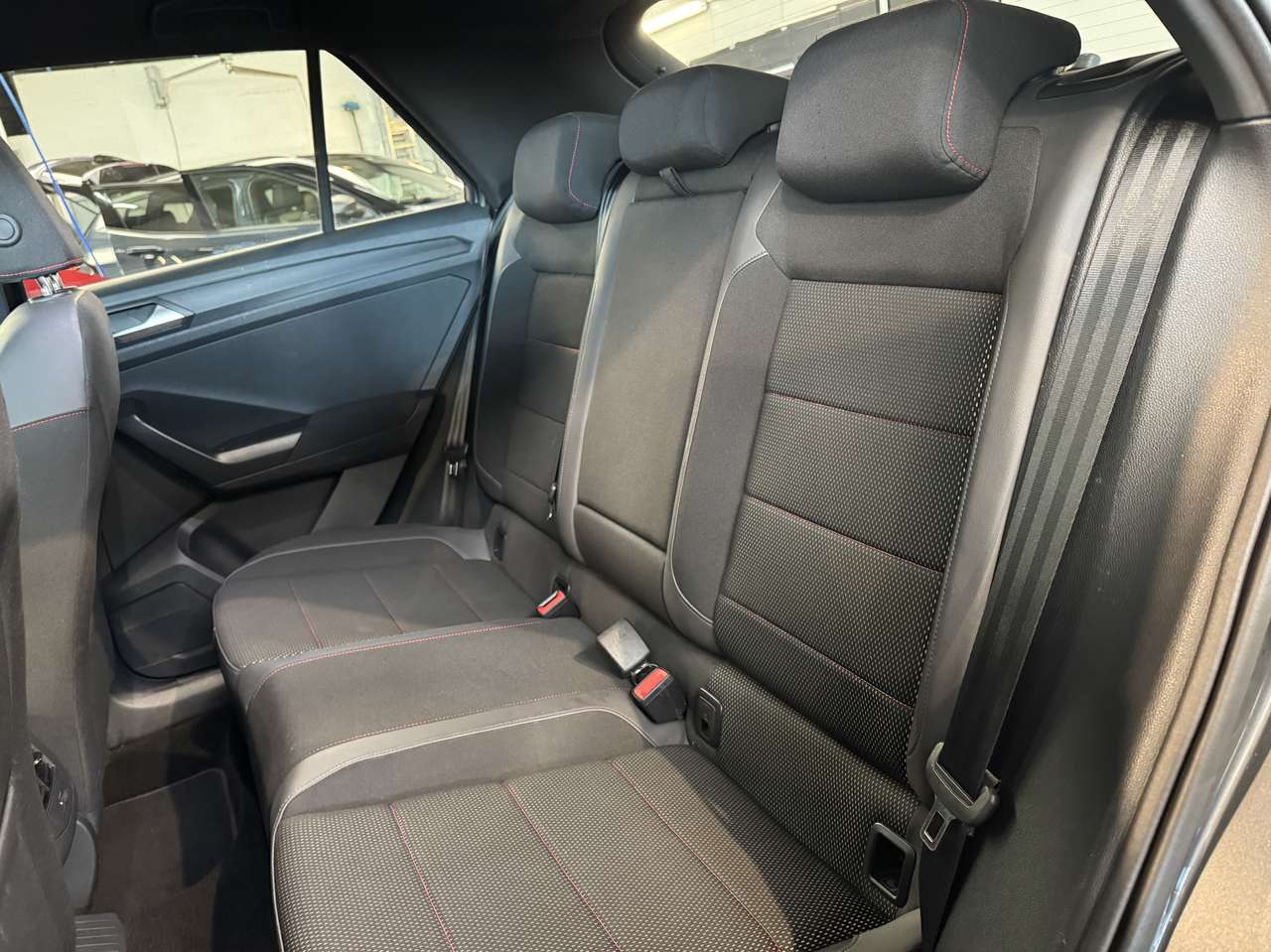 Volkswagen T-Roc 1.5 TSI R-Line DSG/Automaat — foto 8 van 17