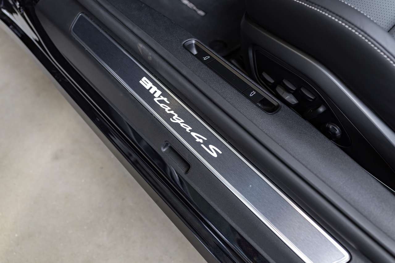Porsche 992 911 TARGA 4S CABRIO|AWD|KEYLESS|BOSE-SOUND-SYSTEM|AMBIENT-LIGHT|HEATED-SEATS|ACC|LA|GARANTIE| — foto 18 van 25