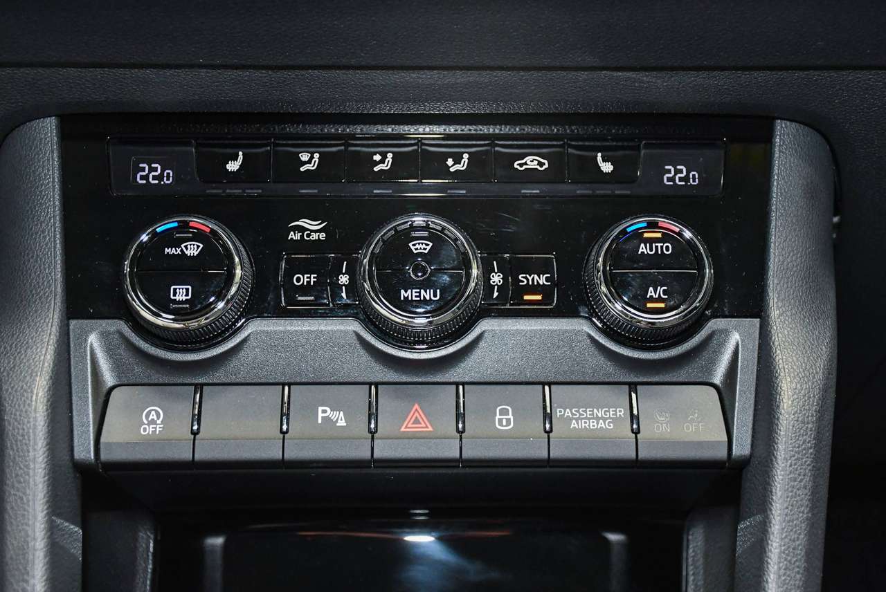 Skoda Karoq Karoq 1.5 TSI ACT Family DSG - NAVIGATIE / CAMERA / SMARTLINK / WINTERPACK / PDC / CC — foto 15 van 21