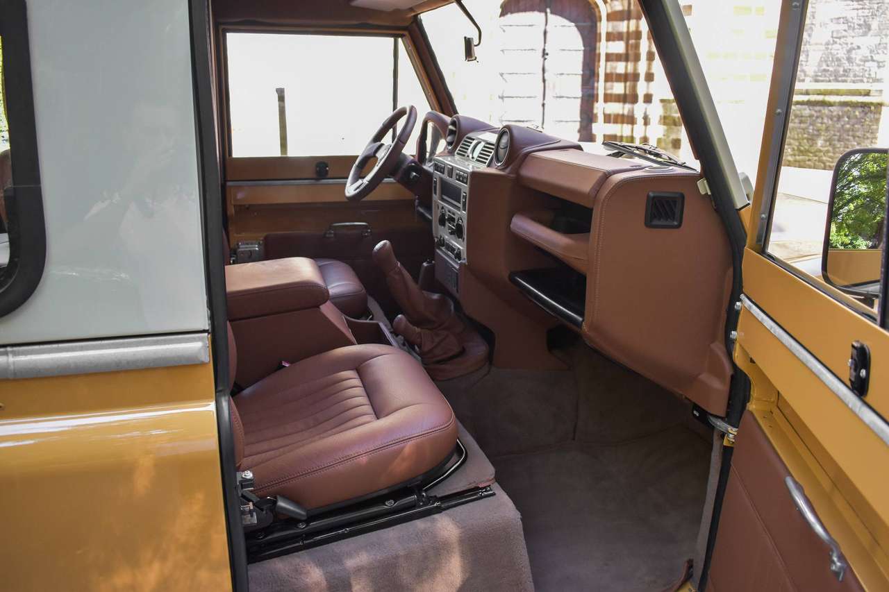 Land Rover Defender 90 / 2.2 TD4 / "Borrego Yellow Heritage" — foto 9 van 22