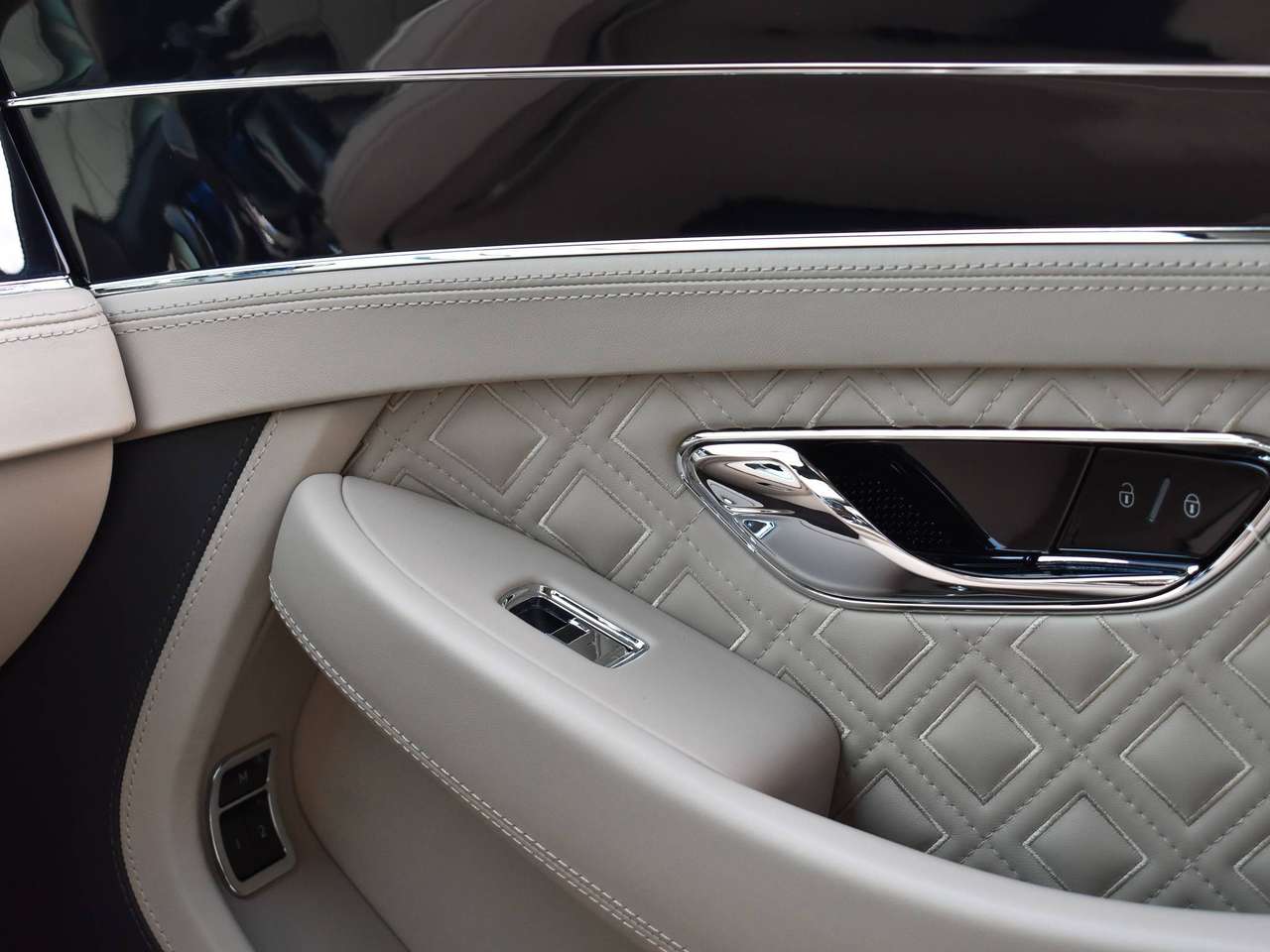 Bentley Continental GT 6.0 BiTurbo W12 / New Model / Sequin Blue / Full History — foto 22 van 25
