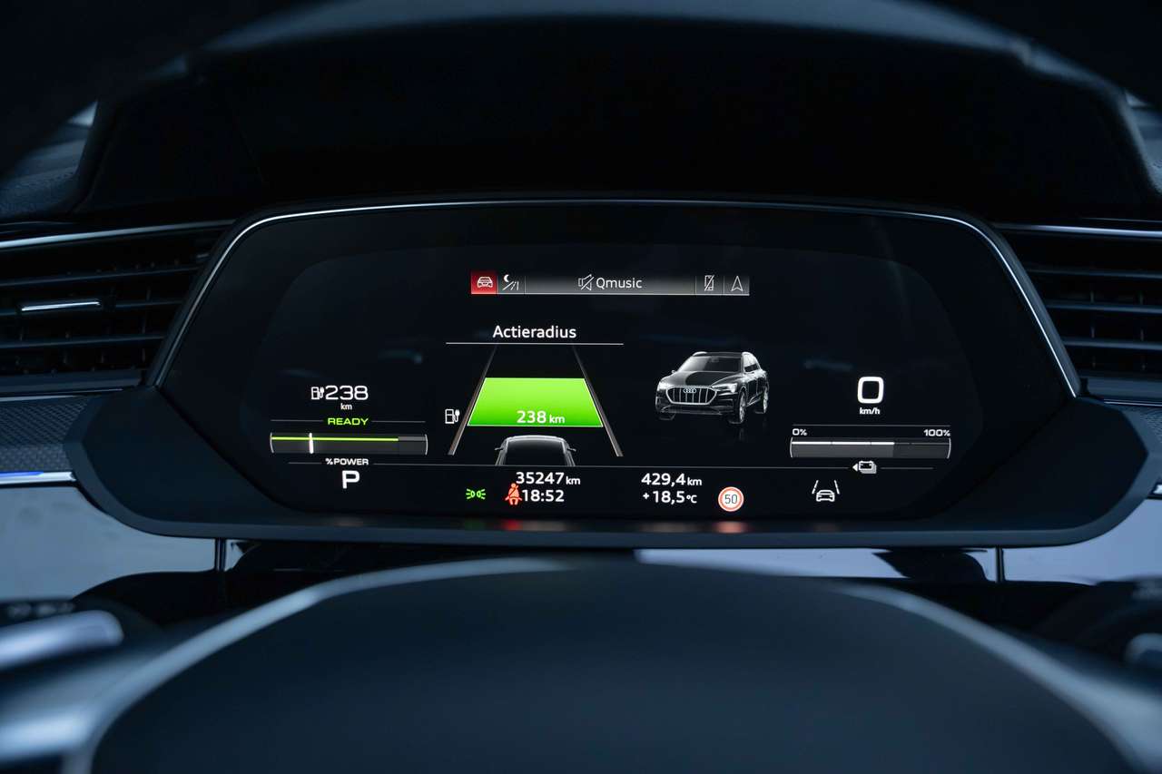 Audi e-tron 55 Quattro S-LINE/MATRIX//BLACKEDITION/94%SOH/PANO/NACHTZICHT/B&O/HUD/360° — foto 15 van 25