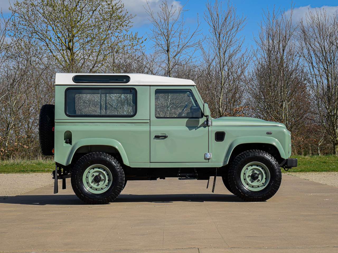 Land Rover Defender 90 / 2.2 TD4 / "Heritage Edition" — foto 11 van 24