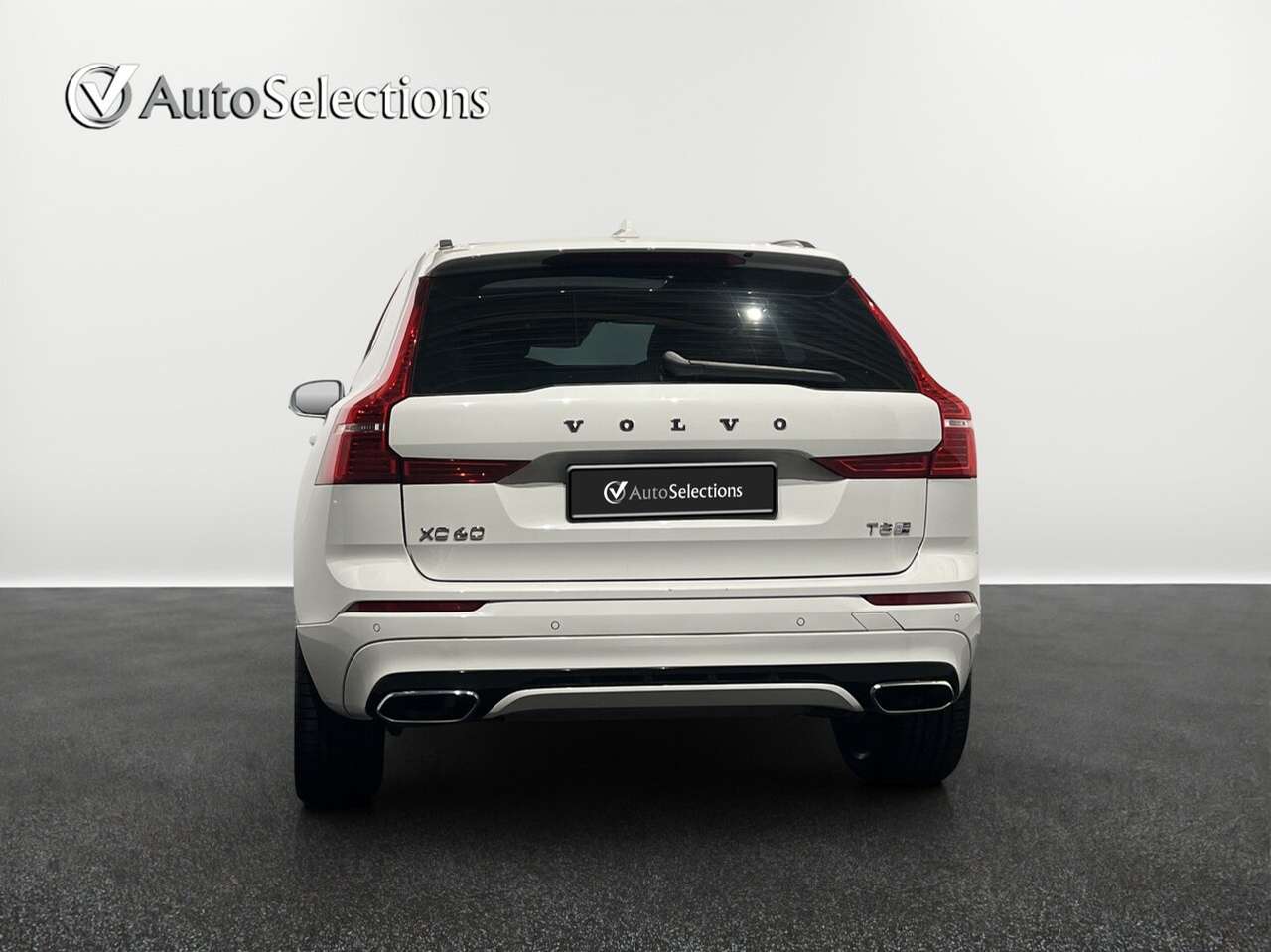 Volvo XC60 T8 AWD Recharge Plug in/R design/Safety pack — foto 3 van 16
