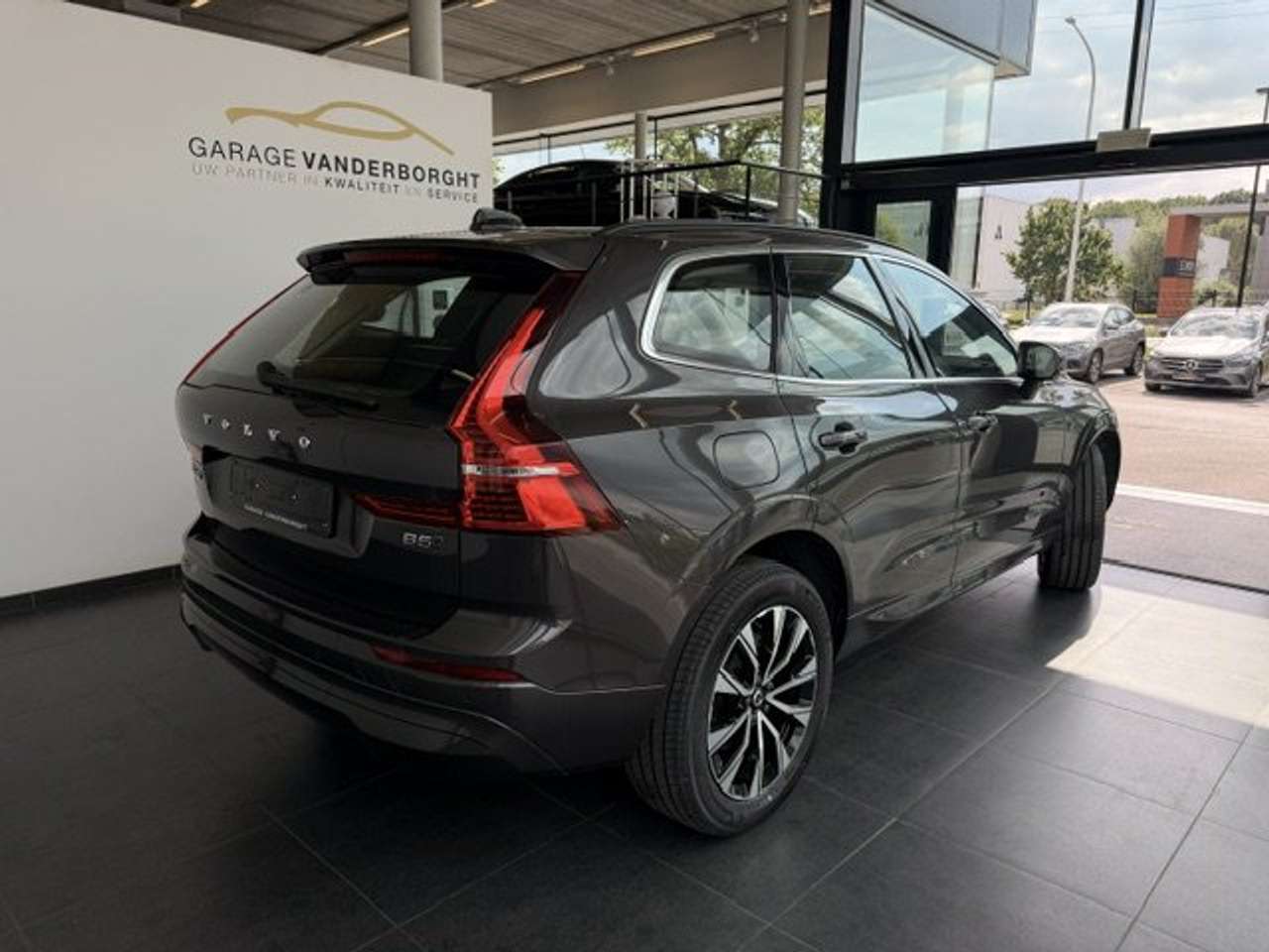 Volvo XC60 PLUS DARK B5  AWD AUTOMAAT +TAL VAN OPTIES — foto 4 van 22