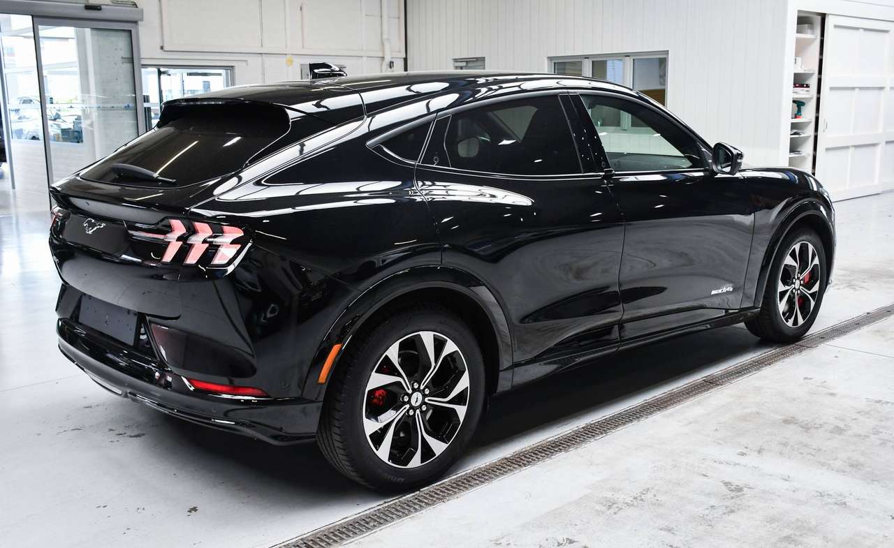 Ford Mustang Mach-E Mustang Mach-E 76 kWh AWD Standard Range - NAVIGATIE / CAMERA / PANO-DAK / SMARTLINK / BLIS / ACC — foto 3 van 22