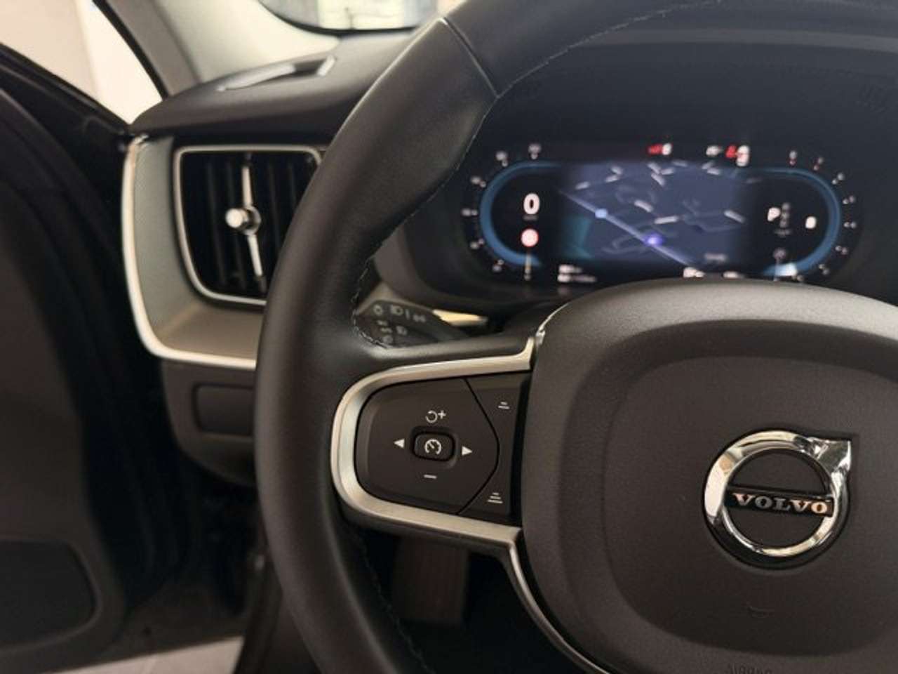 Volvo XC60 PLUS DARK B5  AWD AUTOMAAT +TAL VAN OPTIES — foto 18 van 22