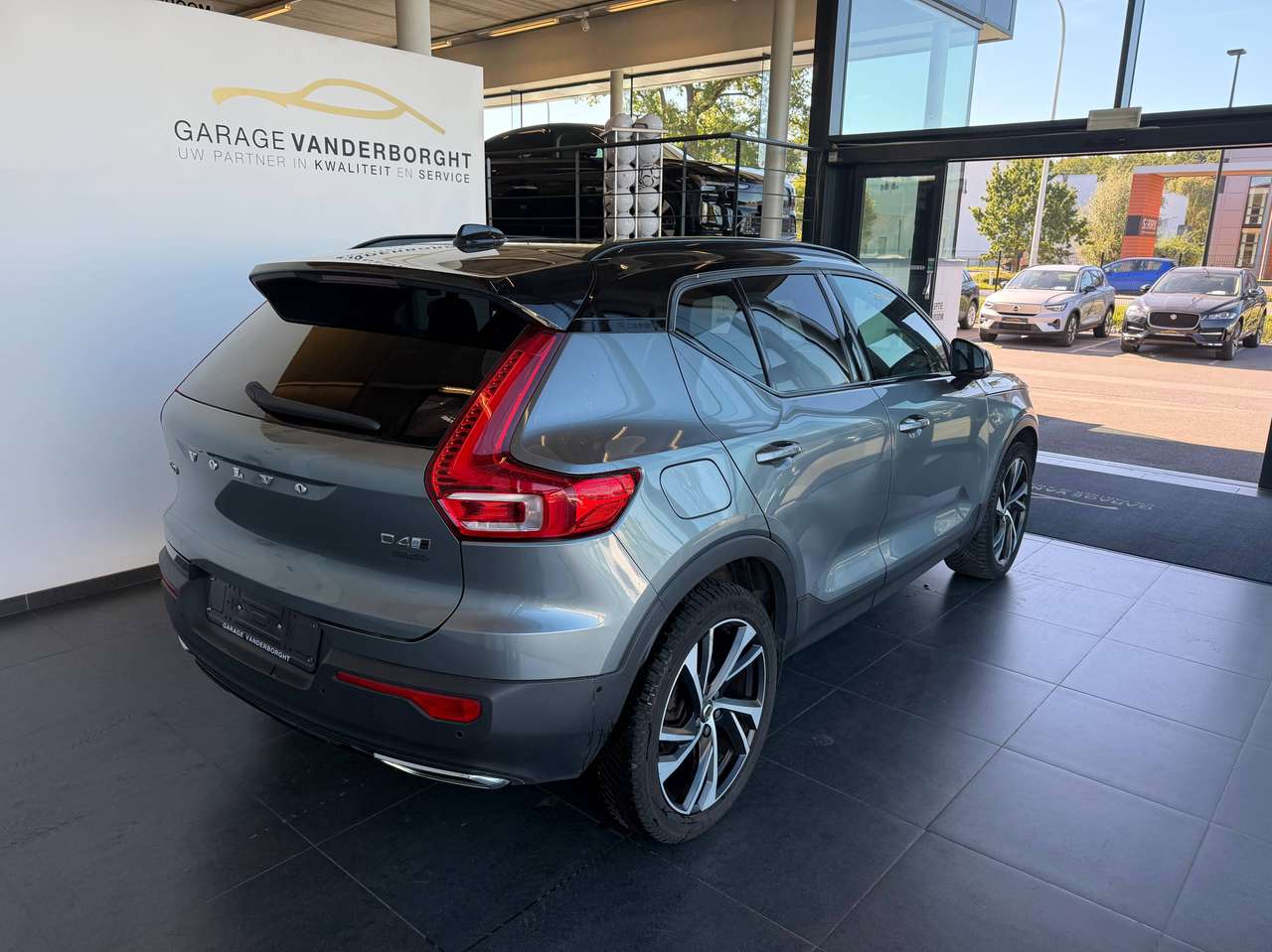 Volvo XC40 R-DESIGN D4 AWD AUTOMAAT LEDER PANO DAK — foto 4 van 23