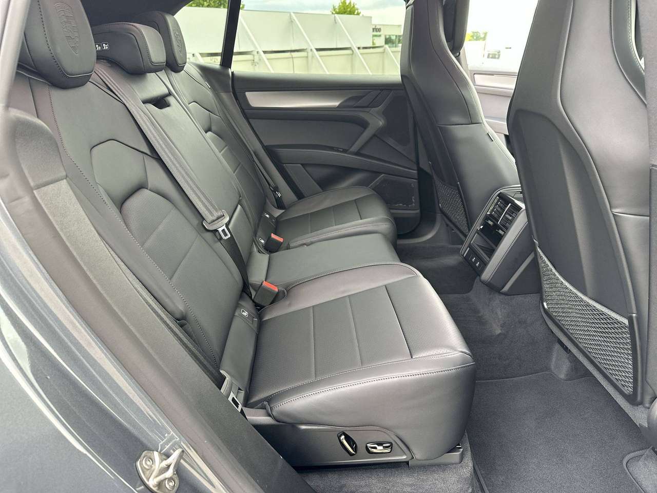 Porsche Cayenne ELECTRIC Trekhaak Pano Dak 22" — foto 13 van 18