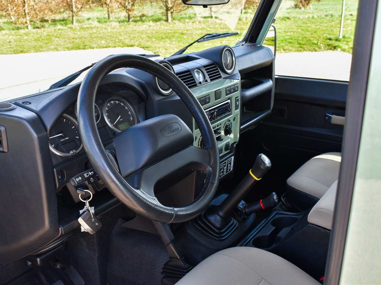 Land Rover Defender 90 / 2.2 TD4 / "Heritage Edition" — foto 15 van 24