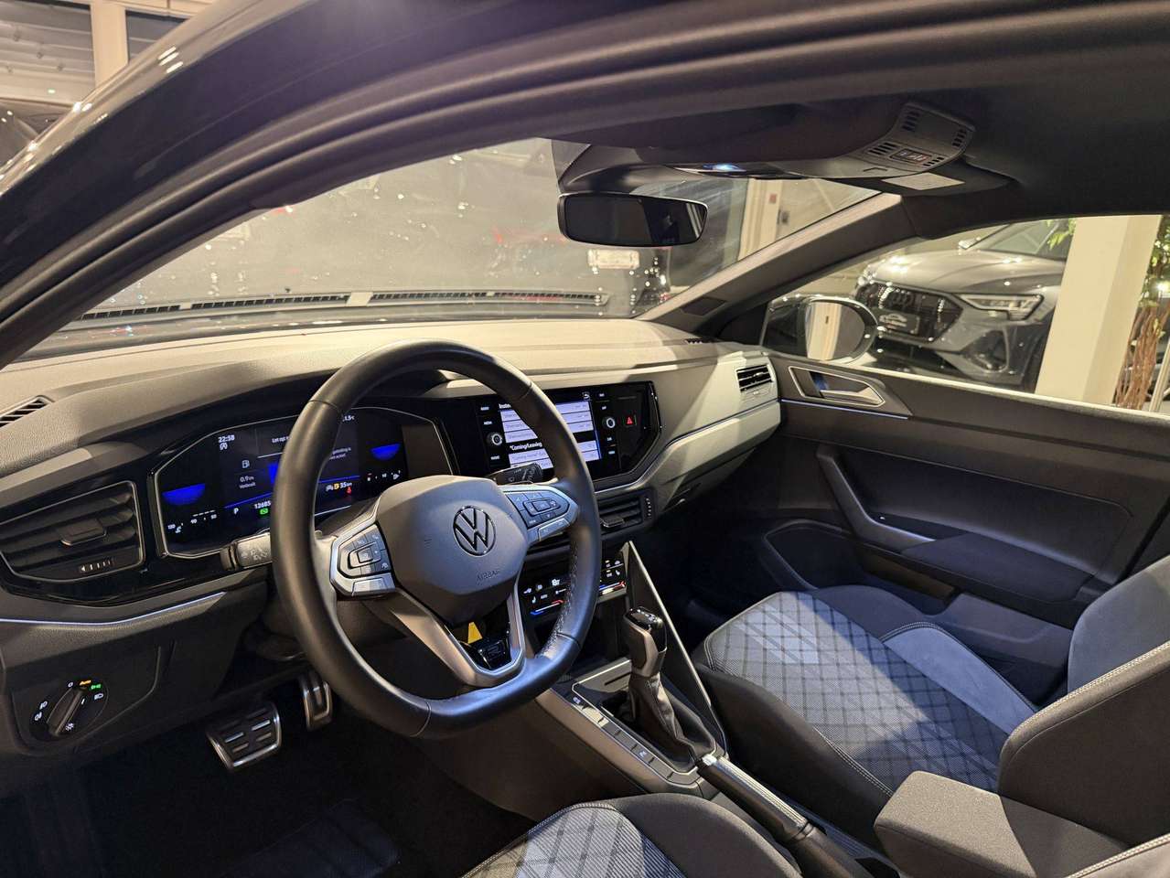 Volkswagen Taigo 3x R-LINE  * ALCANTARA * ZETEL VERWARMING * BLACK PACK * IQ LED * CAR PLAY * 18" ALU VELGEN * NAVI * CAMERA * — foto 4 van 17