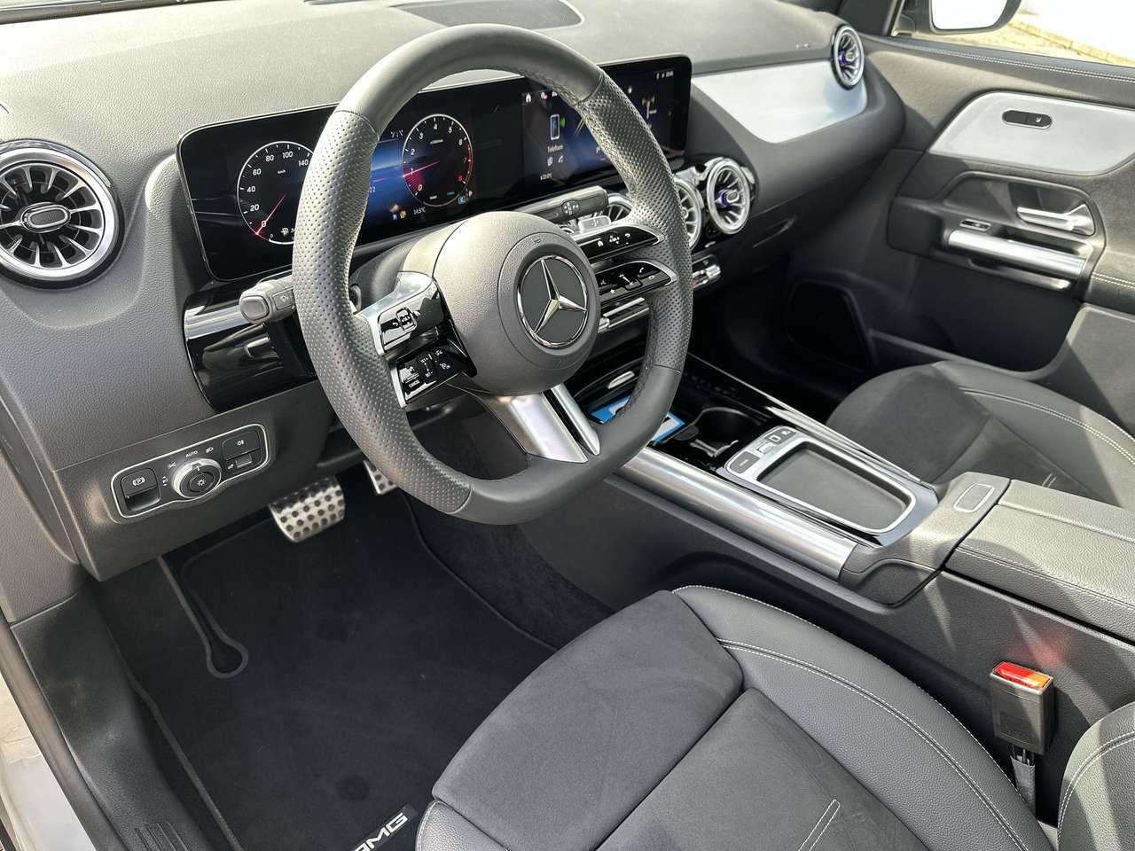 Mercedes-Benz GLA 200 AMG Line Pano dak Nightpakket 20" multi spaaks — foto 16 van 19