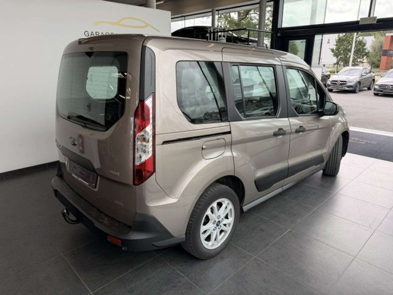 Ford Tourneo Connect TITANIUM BENZINE NAVIGATIE — foto 6 van 24