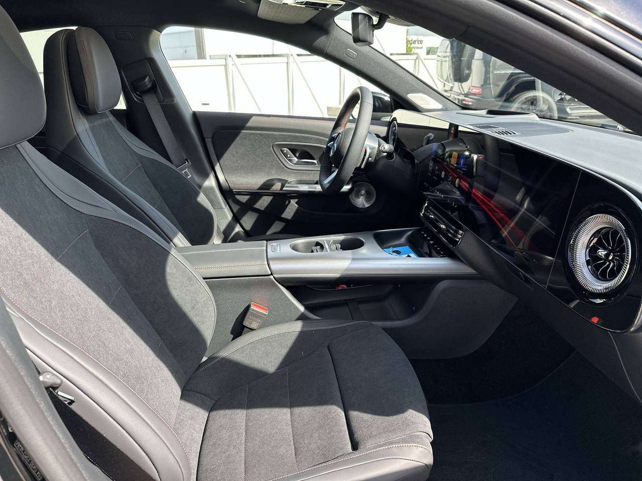 Mercedes-Benz CLA 250 + ELECTRIC AMG Line Head-up 19" Premium Plus pakket — foto 17 van 19