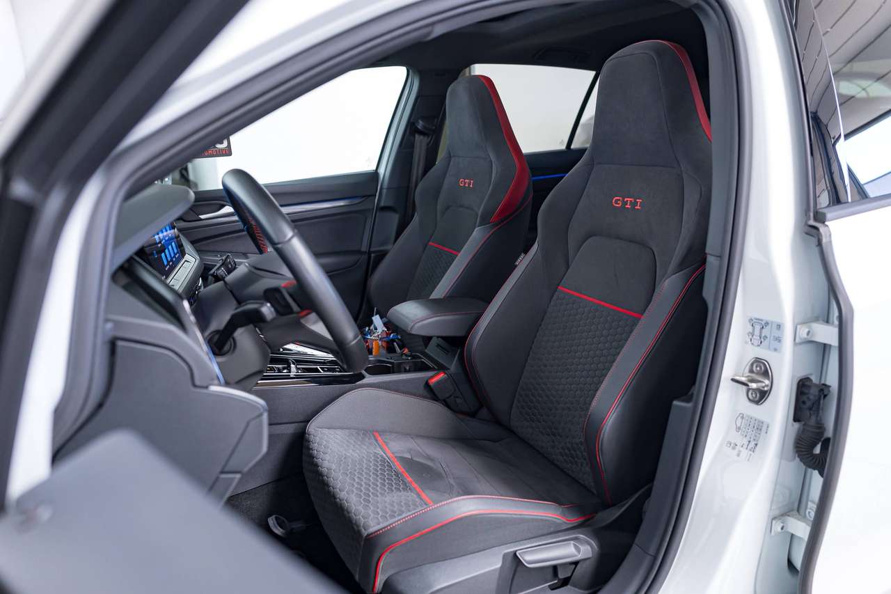 Volkswagen Golf GTI CLUBSPORT|AKRAPOVIC|PANO|HEAD-UP|HARMAN-KARDON|IQLIGHTS|ALCANTARA|HEATEDSEATS|KEYLESS|ACC|LA|GARANTIE| — foto 23 van 25