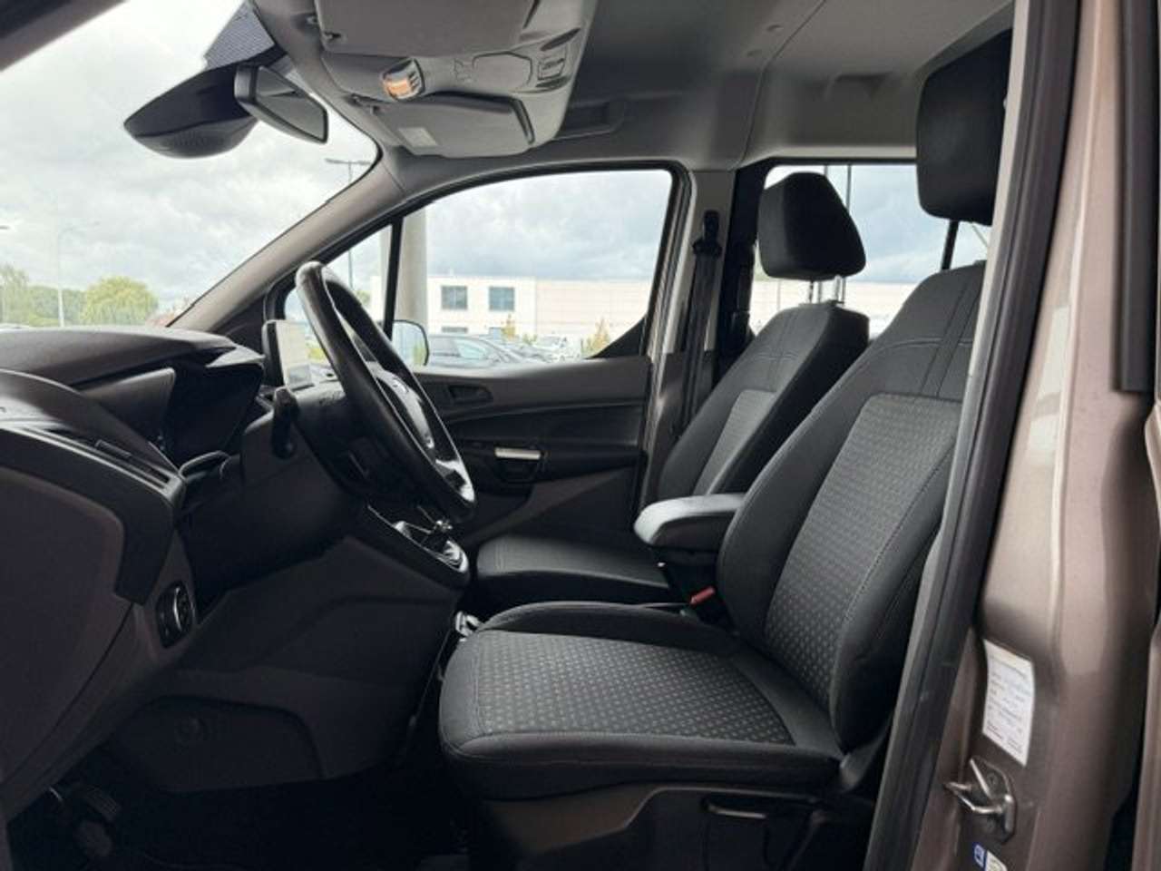 Ford Tourneo Connect TITANIUM BENZINE NAVIGATIE — foto 10 van 24