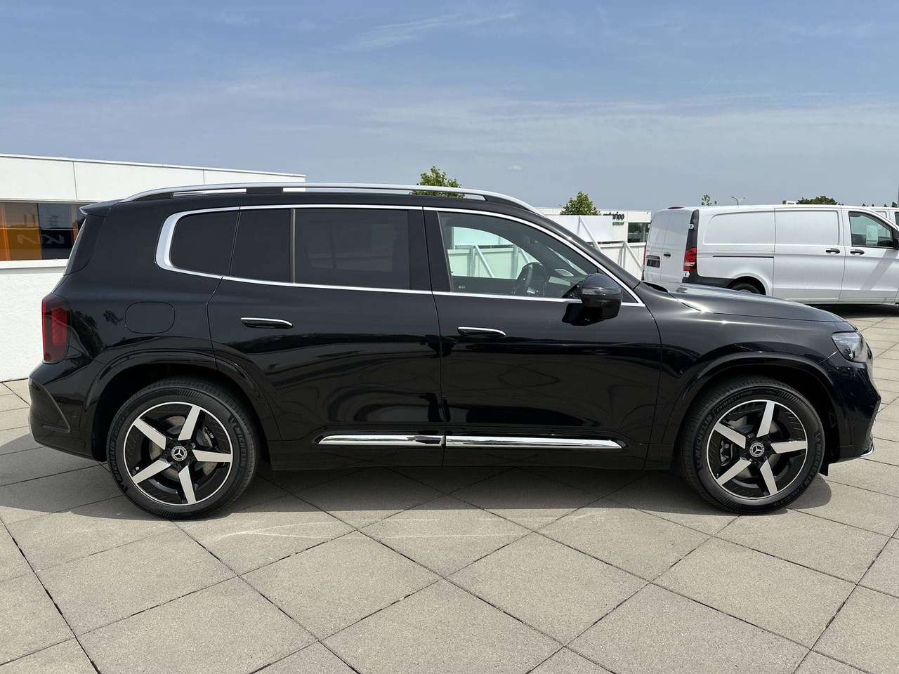 Mercedes-Benz GLB 250 + Electric  AMG Pano dak Burmester Multibeam Memory Distronic — foto 4 van 19