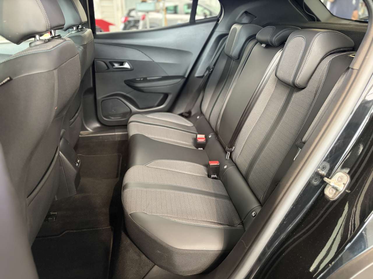 Peugeot 2008 1.2 PureTech Allure — foto 6 van 17