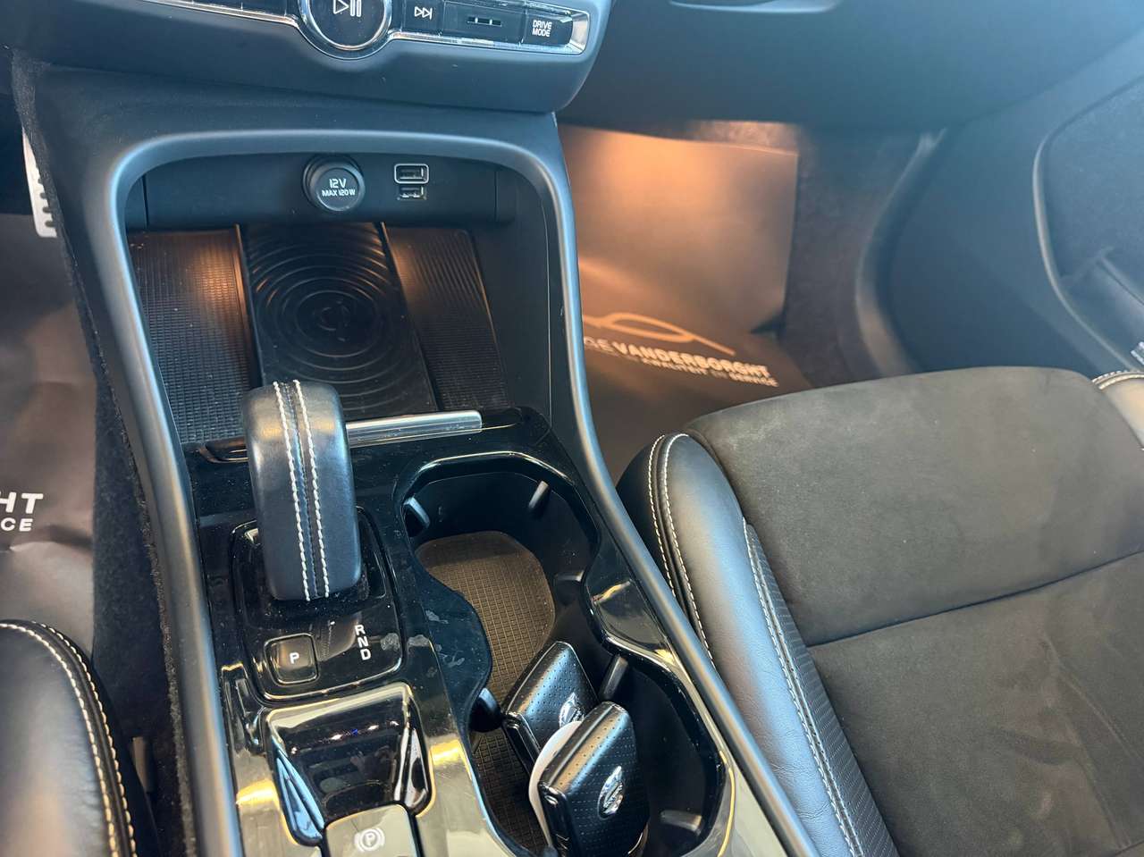 Volvo XC40 R-DESIGN D4 AWD AUTOMAAT LEDER PANO DAK — foto 18 van 23