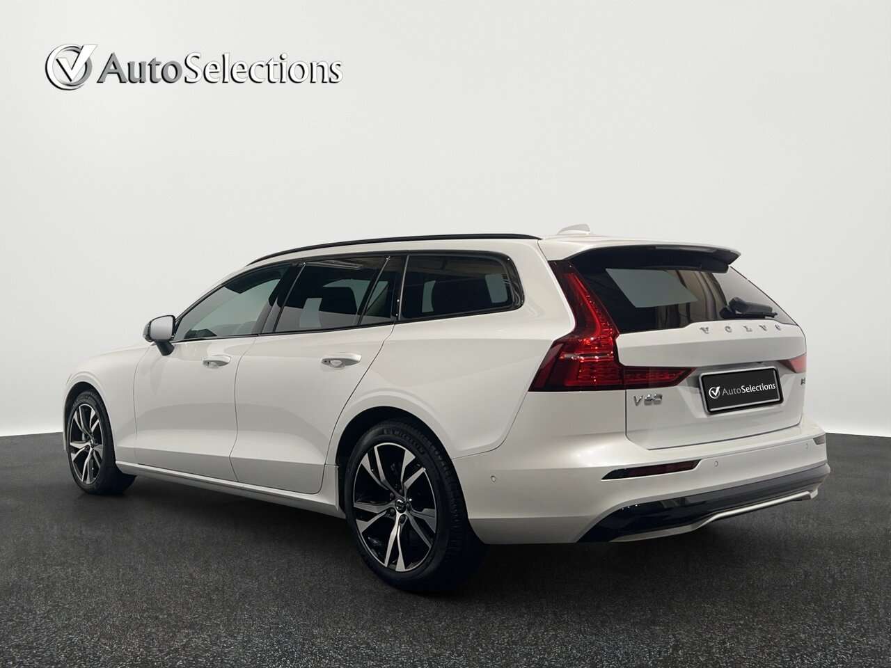 Volvo V60 B4 PLUS DARK / HARMAN KARDON/360° CAMERA — foto 5 van 15