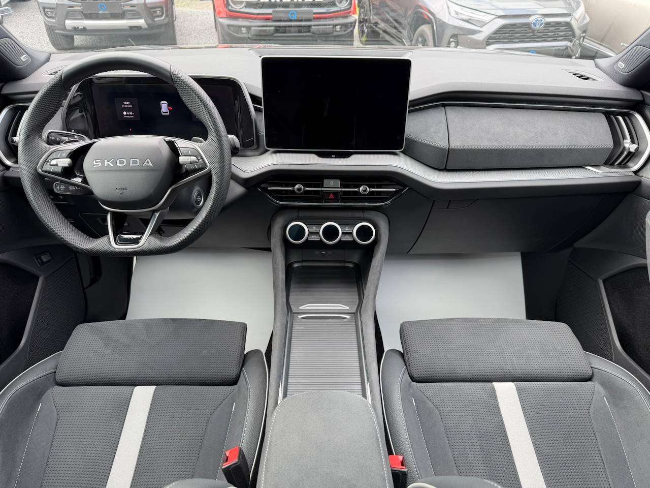 Skoda Kodiaq MHEV SPORTLINE PANO CANTON CAMERA CARPLAY SFEERVERLICHTING MEMORY SEATS — foto 8 van 19