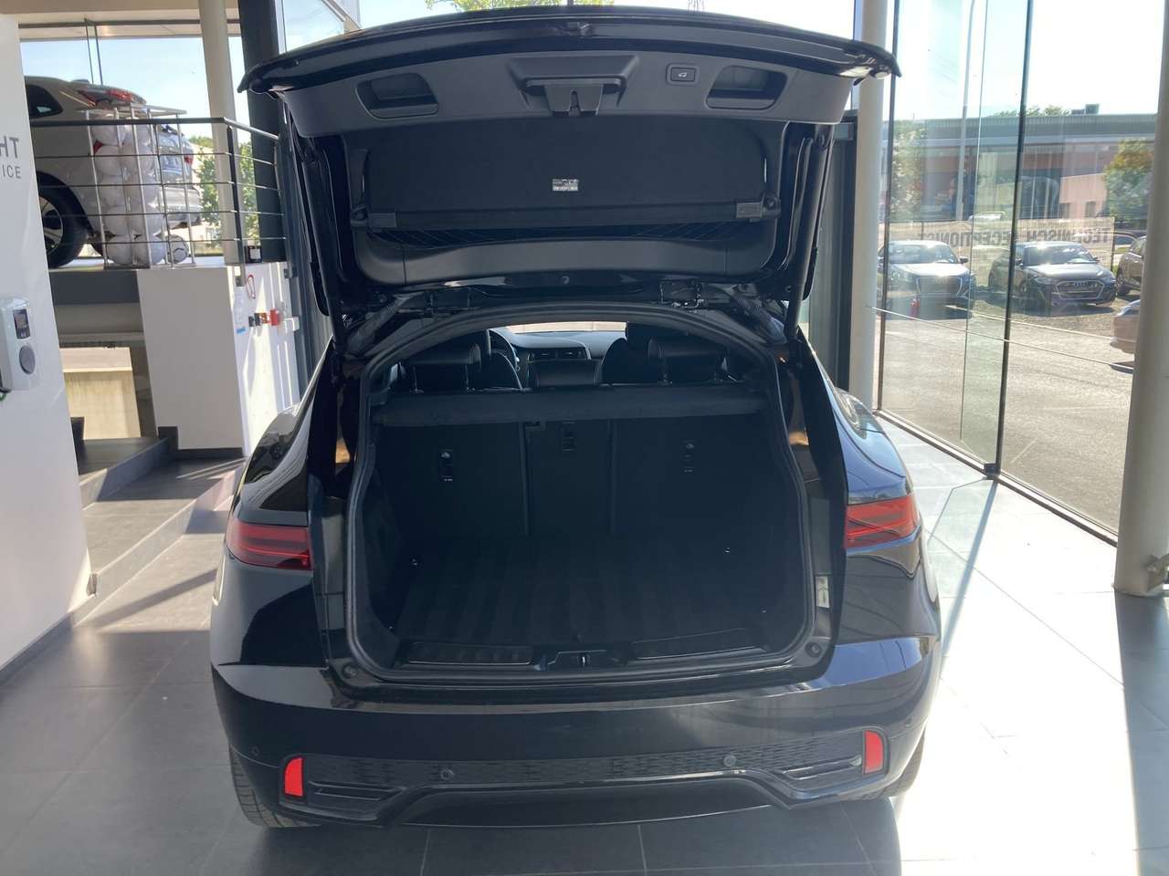 Jaguar E-Pace R-DYNAMIC PLUG IN HYBRIDE AWD AUTOMAAT+TAL VAN OPTIES — foto 6 van 18