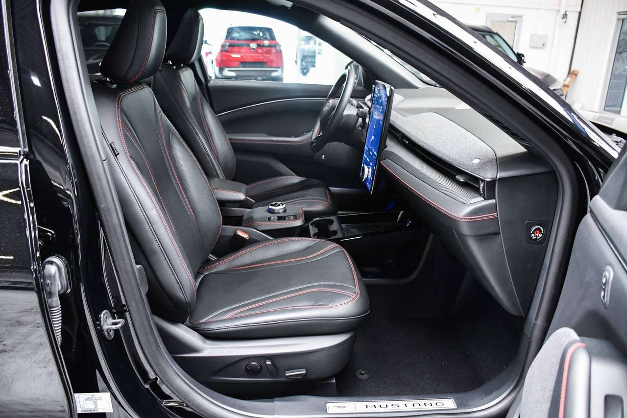 Ford Mustang Mach-E Mustang Mach-E 76 kWh AWD Standard Range - NAVIGATIE / CAMERA / PANO-DAK / SMARTLINK / BLIS / ACC — foto 7 van 22