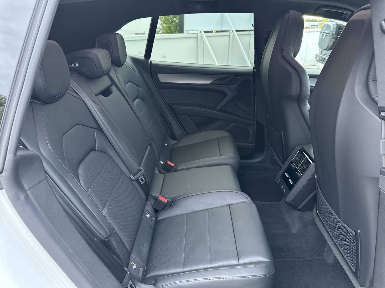Porsche Cayenne ELECTRIC Trekhaak Pano Dak 22" Sport Design Pack Achterasbesturing — foto 17 van 19
