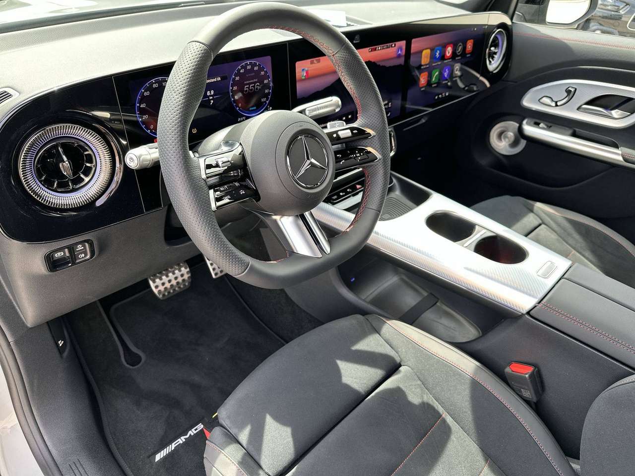 Mercedes-Benz GLB 250 + AMG LINE Electric Pano dak Memory Burmester 19" AMG — foto 17 van 19