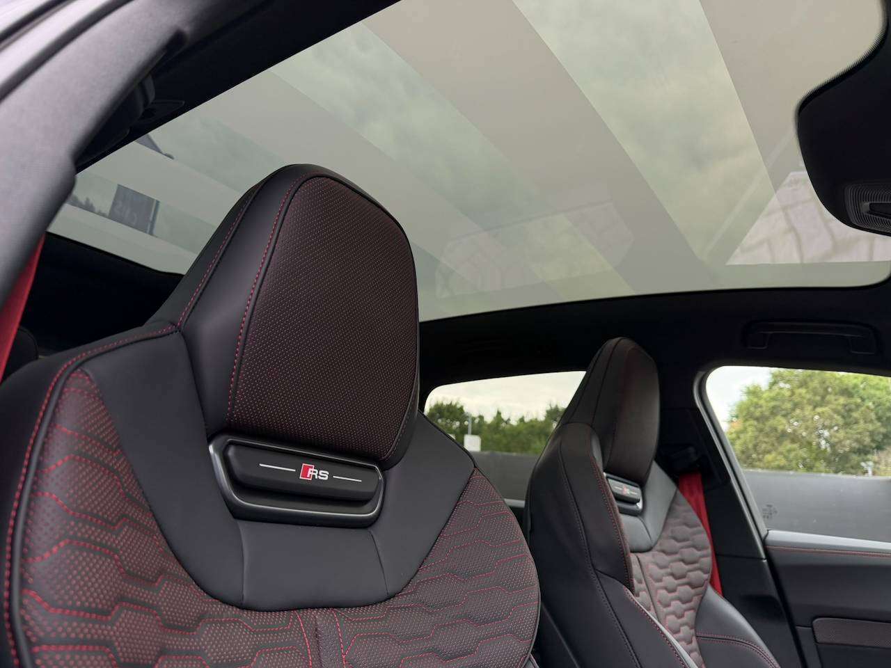 Audi RS5 AVANT BESCHIKBAAR TECH PRO SPORTPACK KERAMISCHE REMMEN PANORAMA GEKOELDE ZETELS MASSAGE B&O 360° CAM — foto 15 van 25