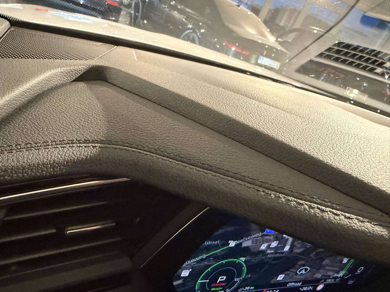 Audi Q8 e-tron QUATTRO 340PK * S-LINE  COMPETITION * BLACK PACK * 22" * LUCHTVERING * CAMERA * SITE ASSIST * ACC * — foto 12 van 25