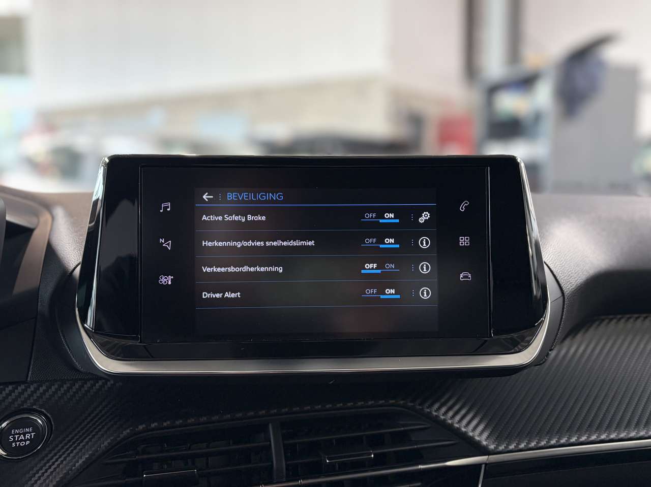 Peugeot 2008 1.2 PureTech Allure — foto 13 van 17