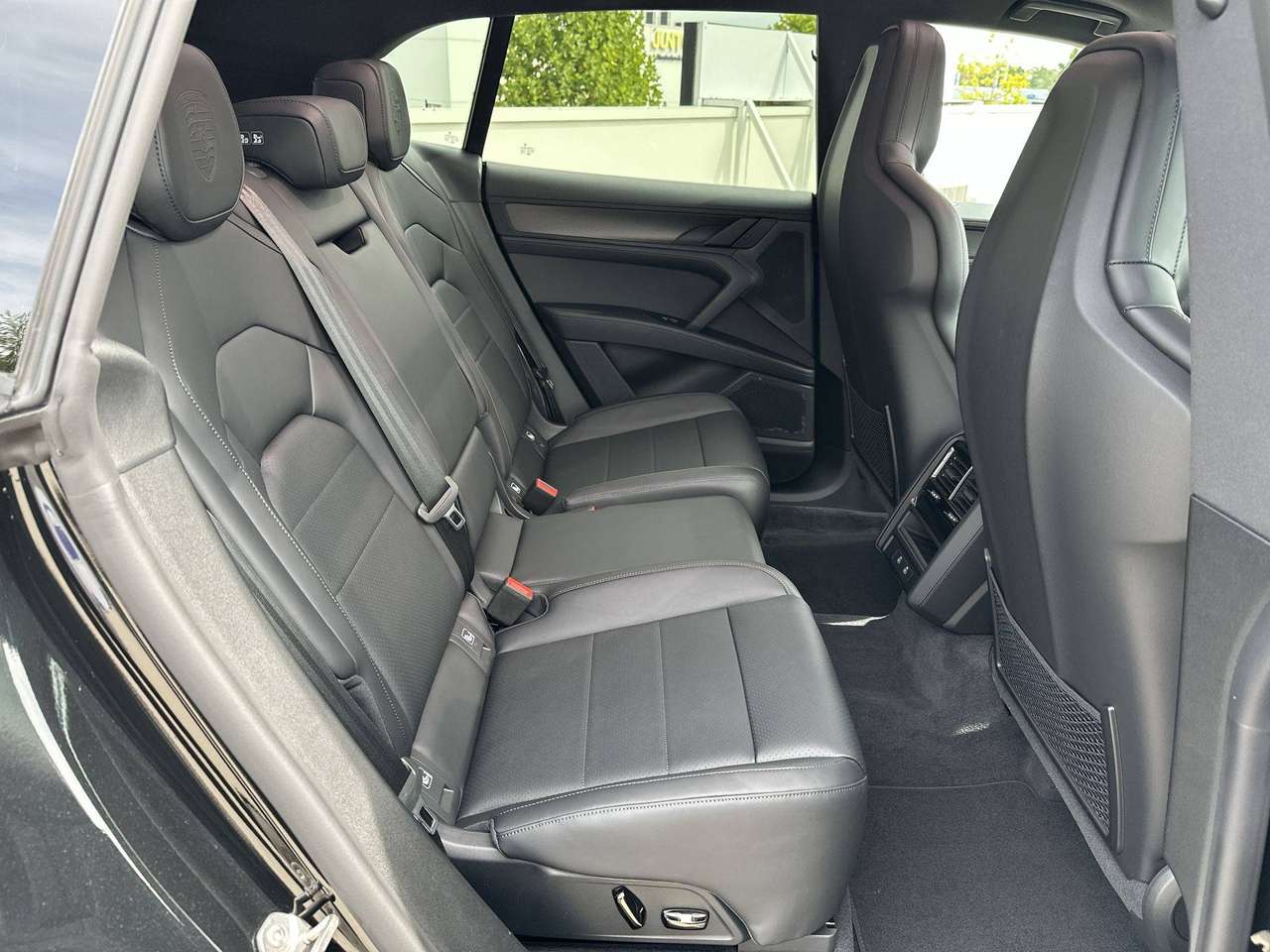 Porsche Cayenne ELECTRIC Trekhaak Pano Dak 22"Achterasbesturing Sport design pakket — foto 9 van 19