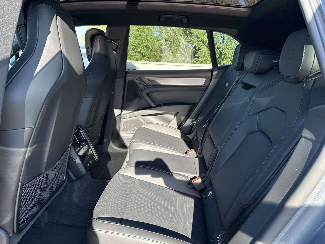 Porsche Cayenne ELECTRIC Trekhaak Pano Dak 22" Sport Design Pack — foto 13 van 18