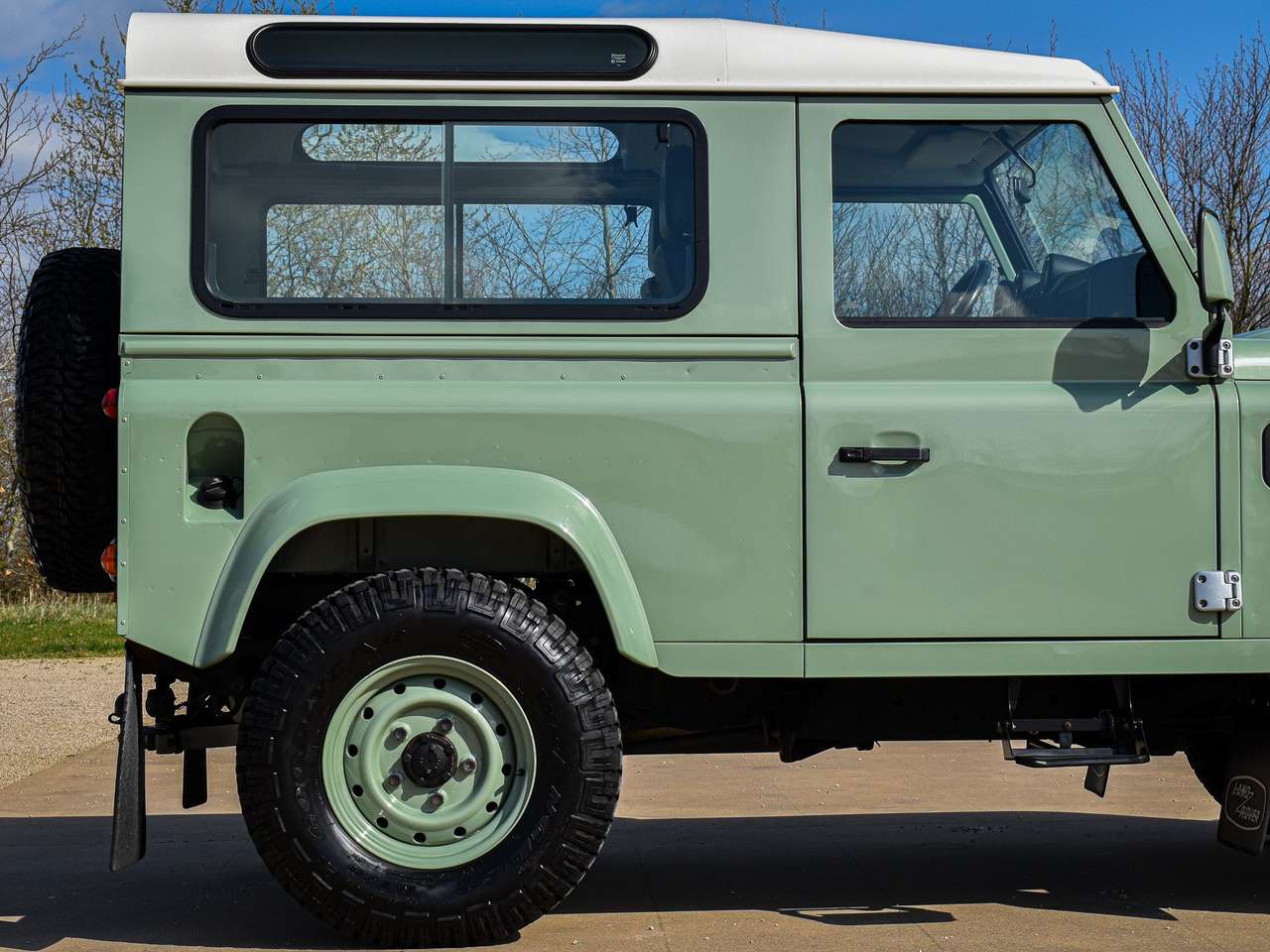Land Rover Defender 90 / 2.2 TD4 / "Heritage Edition" — foto 12 van 24