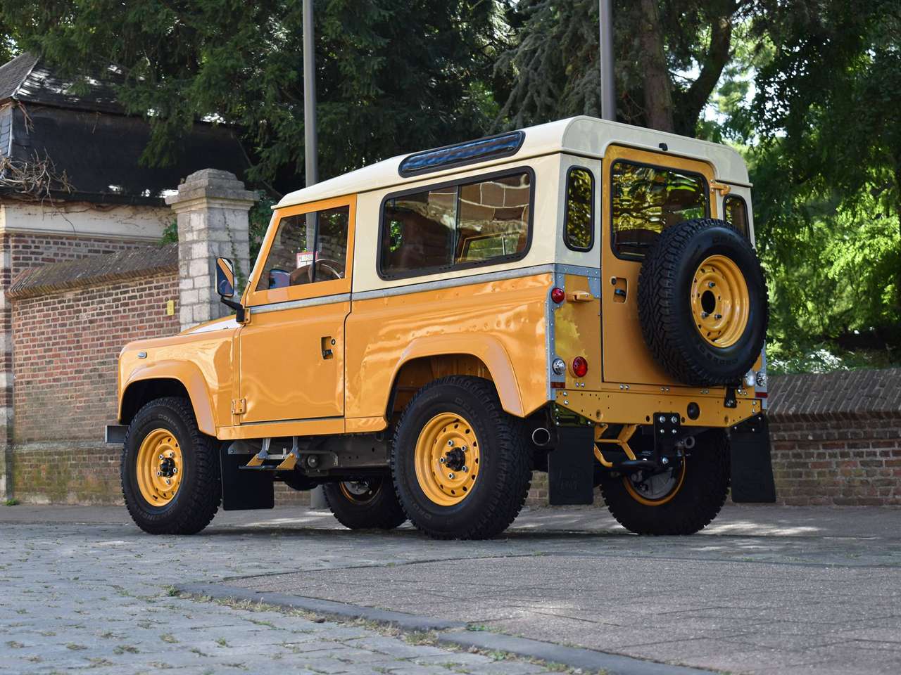 Land Rover Defender 90 / 2.2 TD4 / "Borrego Yellow Heritage" — foto 2 van 22