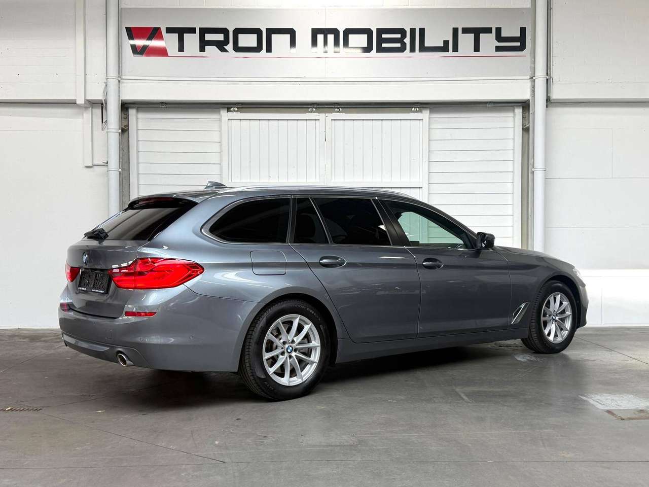 BMW 518 dA Touring NAVI*PDC*LED*CAMERA*CARPLAY*TREKHAAK*LEDER* — foto 4 van 25