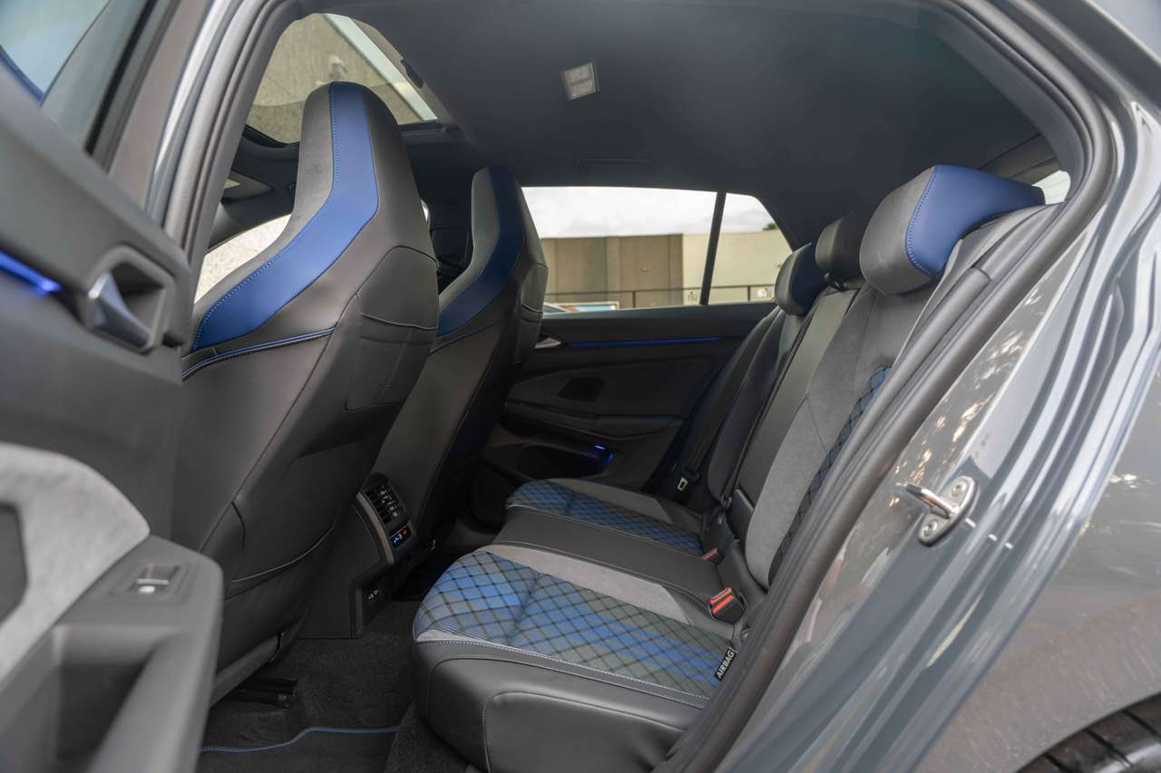 Volkswagen Golf R 4MOTION 'Black Edition' PANO/MATRIX/AKRAPOVIC/ACC/CAMERA/H&K/19" — foto 12 van 25