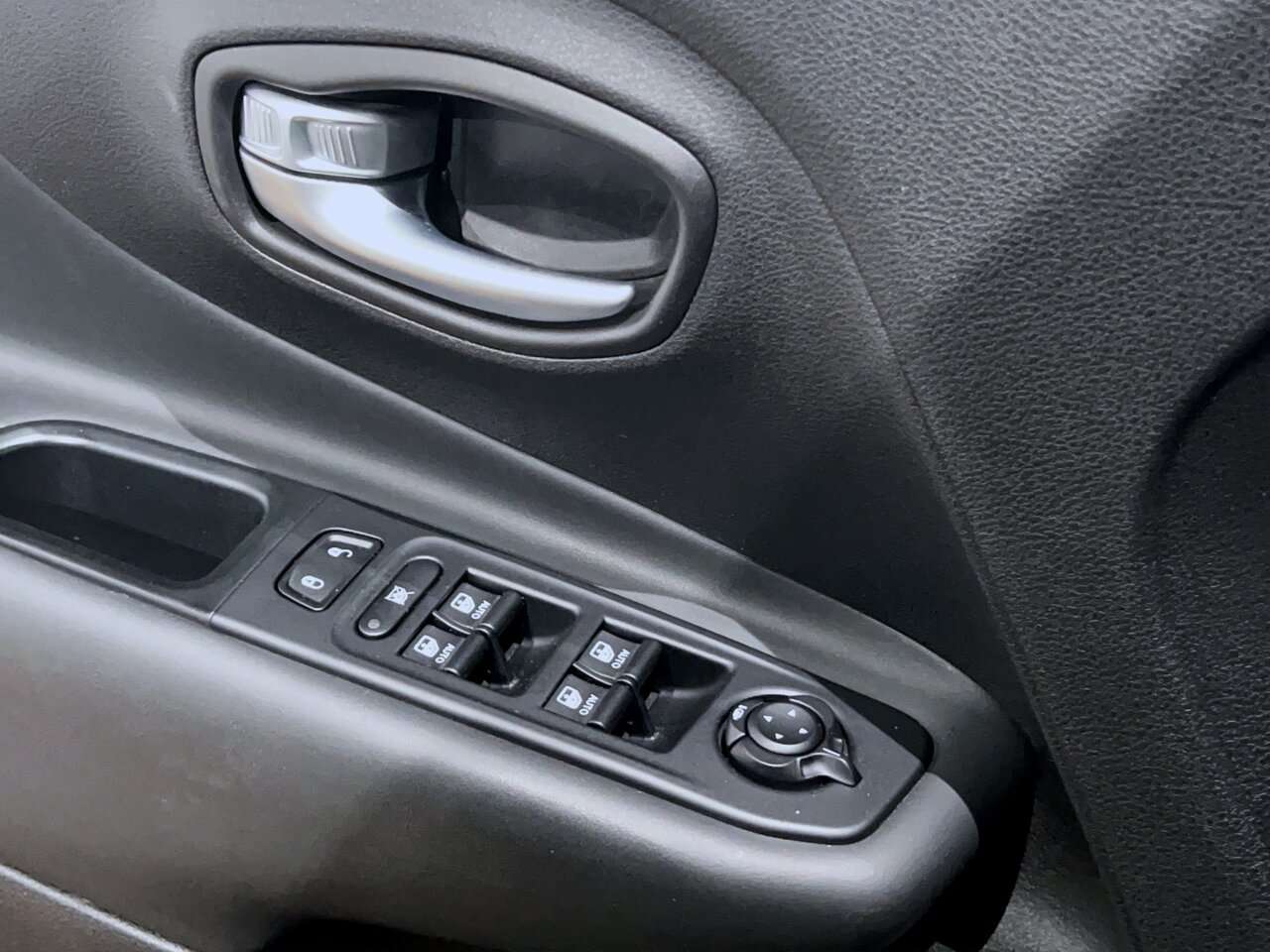 Jeep Renegade Automaat/Limited/Led/Navi/PDC — foto 14 van 25
