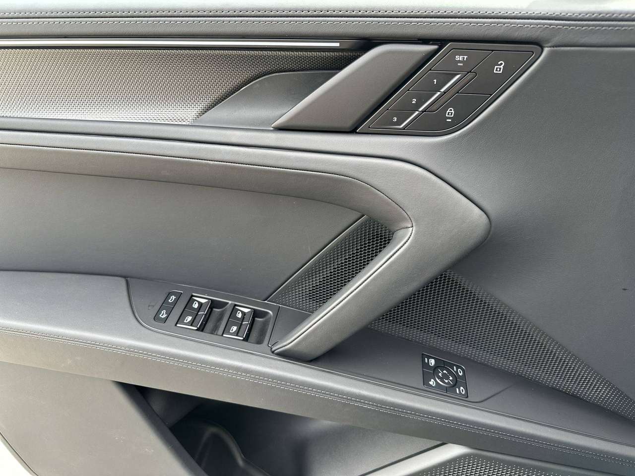 Porsche Cayenne ELECTRIC Trekhaak Pano Dak 22"Achterasbesturing Sport design pakket — foto 16 van 19