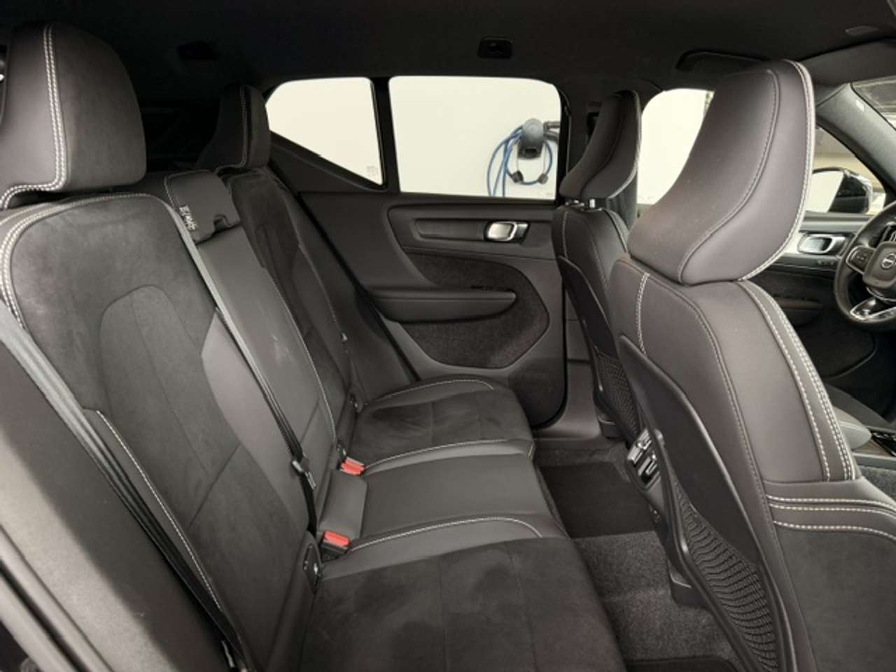 Volvo XC40 PLUS DARK BLACK EDITION  B3 HYBRIDE MHEV — foto 8 van 22
