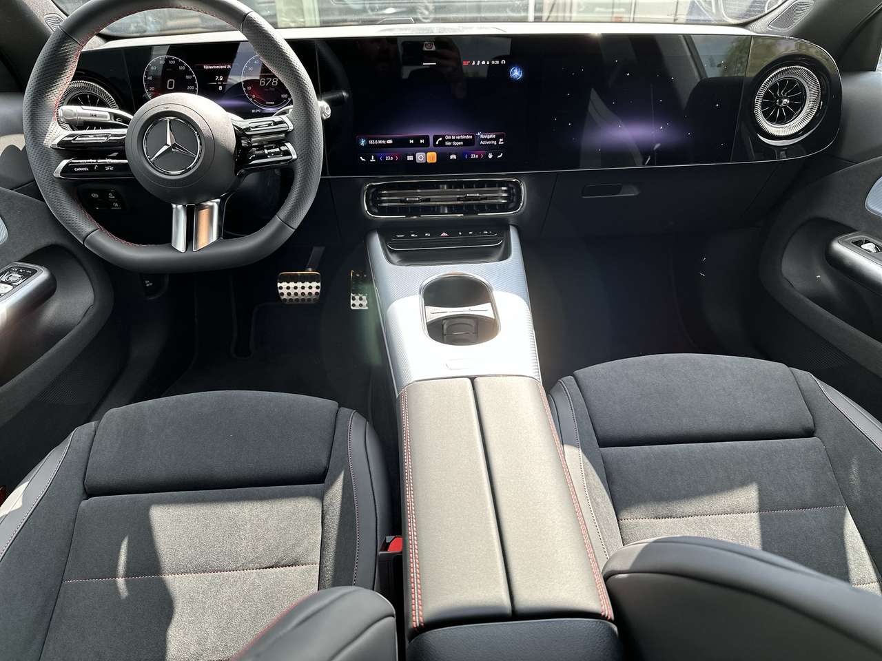 Mercedes-Benz CLA 250 + AMG LINE Electric — foto 9 van 19