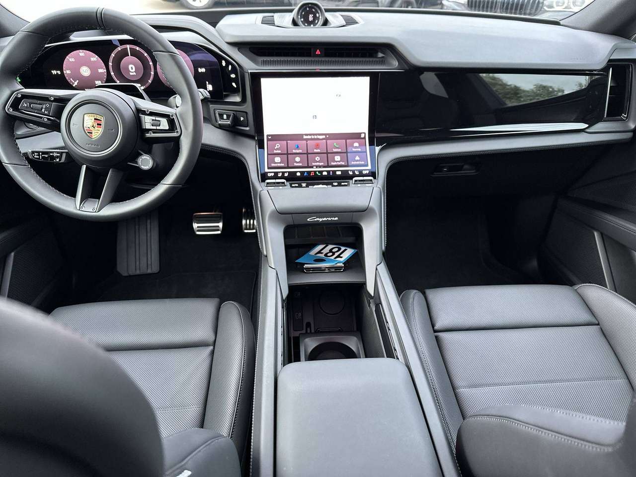 Porsche Cayenne ELECTRIC Trekhaak Pano Dak 22" Sport Design Pack Achterasbesturing — foto 15 van 19