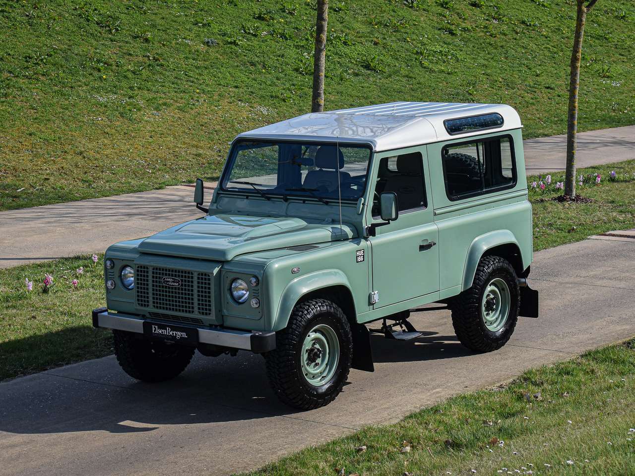 Land Rover Defender 90 / 2.2 TD4 / "Heritage Edition" — foto 22 van 24