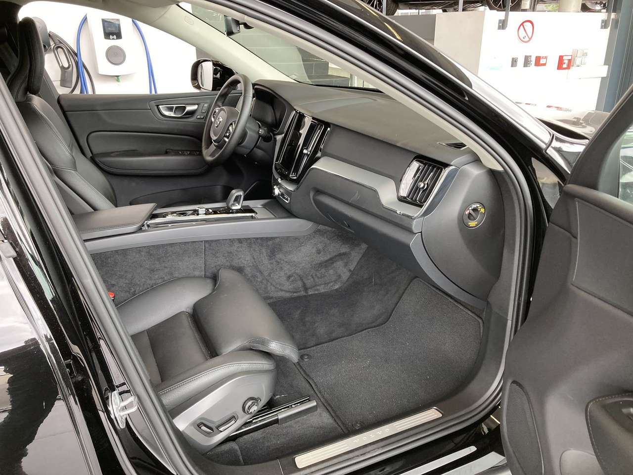 Volvo XC60 PLUS DARK HYBRID BENZINE AUTOMAAT 43000KM!!!! — foto 8 van 17