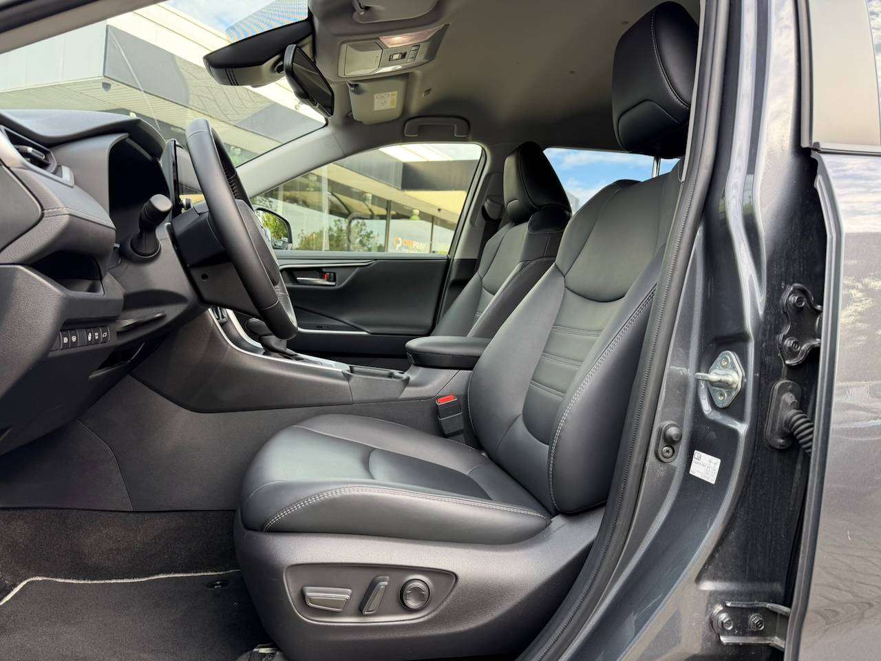 Toyota RAV4 HEV DYNAMIC PLUS VOL LEDER ZETEL- EN STUURVERWARMING CAMERA APPLE CARPLAY — foto 9 van 13