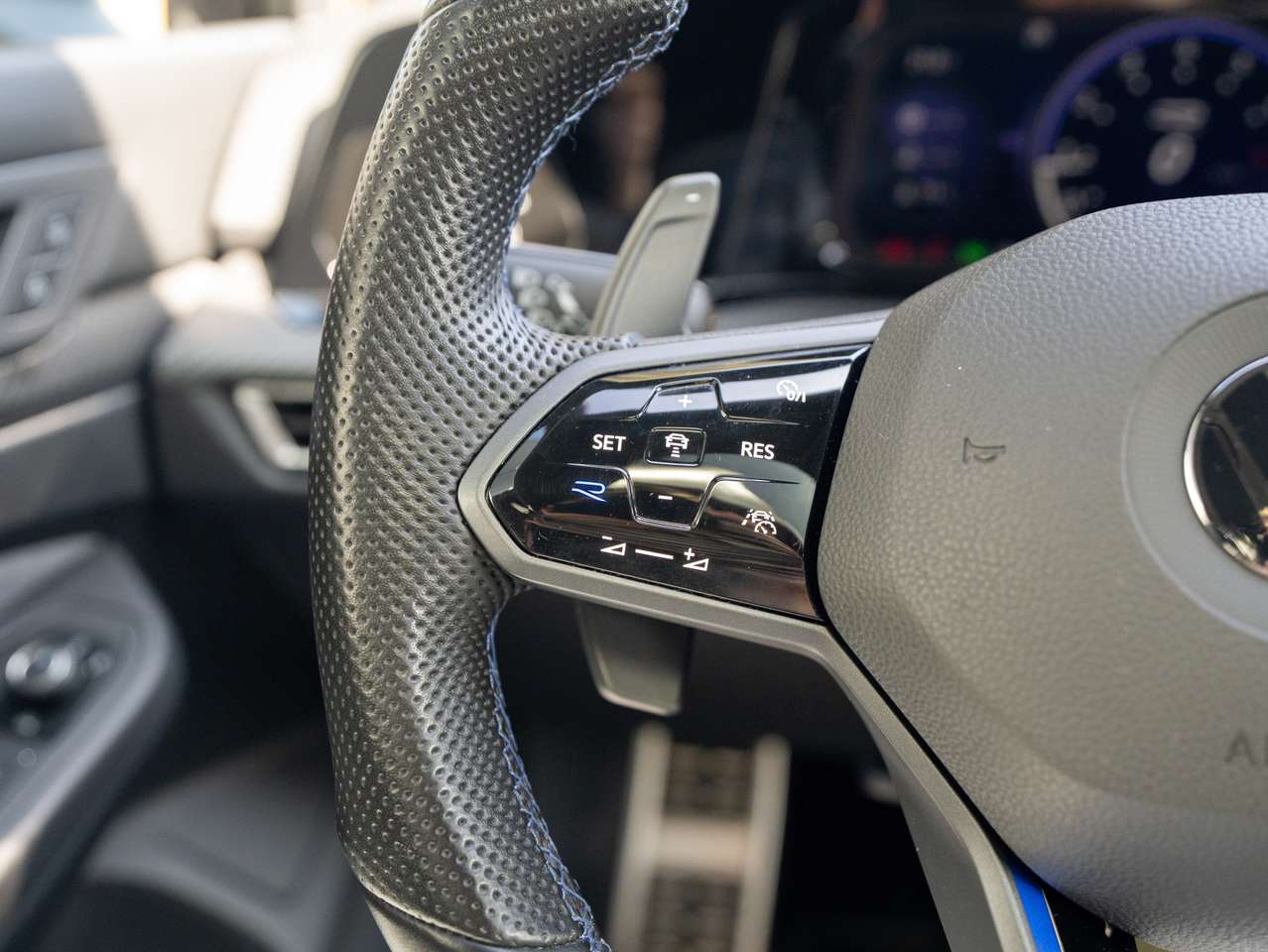 Volkswagen Golf R Golf 8 R - PANO/PERFORMANCE PACK/IQ-LIGHT/BLACKSTYLE/ZETELVERWARMING/DRIFT MODUS — foto 23 van 25
